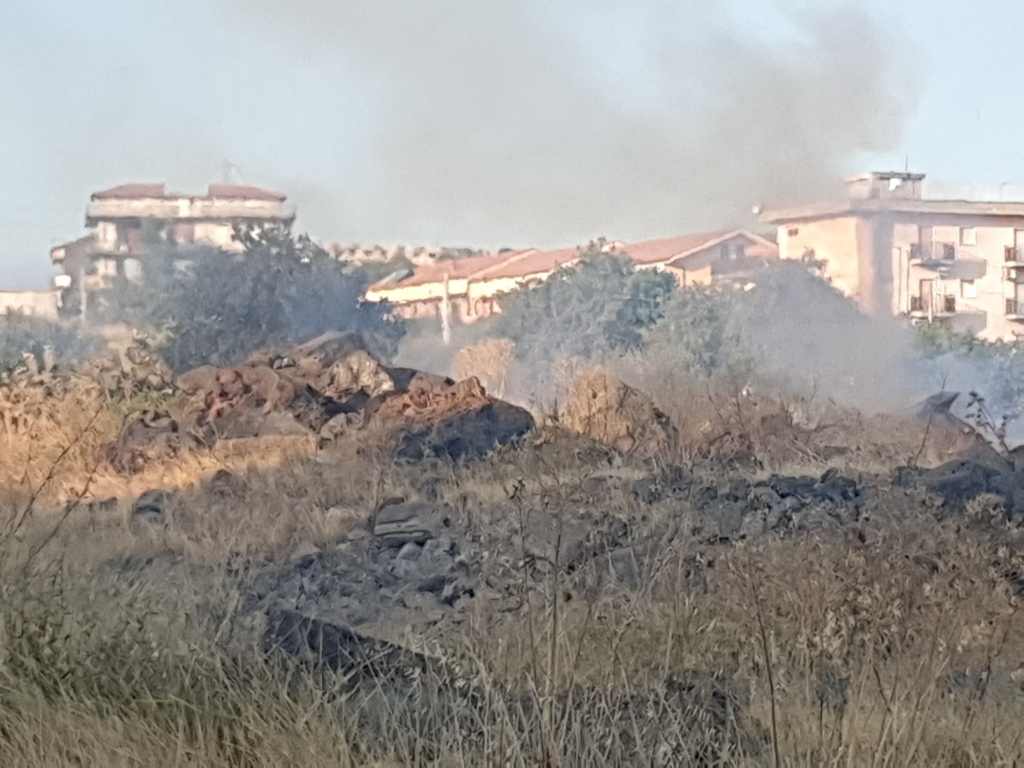 PATERNO': ENNESIMO INCENDIO STERPAGLIE AL CORSO MARCO POLO