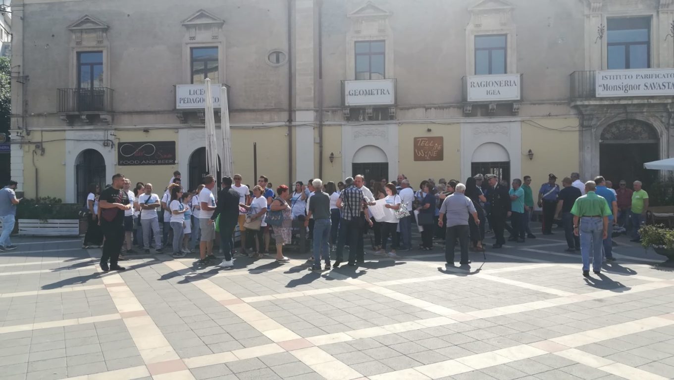 PATERNÒ E' SCESA IN PIAZZA PER INVOCARE LA LEGITTIMA DIFESA PER RUSSO