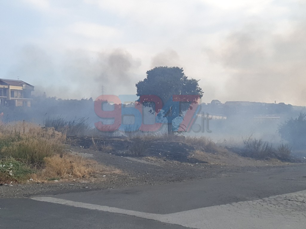 PATERNO': ENNESSIMO INCENDIO STERPAGLIE NEI PRESSI DEL CORSO MARCO POLO