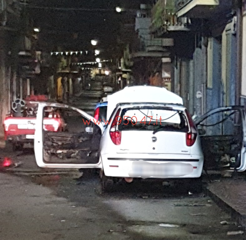 PATERNÒ: UN'AUTO VA A FUOCO NELLA NOTTE