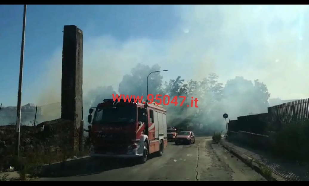 PATERNÒ: STERPAGLIE IN FIAMME VICINO ALLE POMPE DI BENZINA