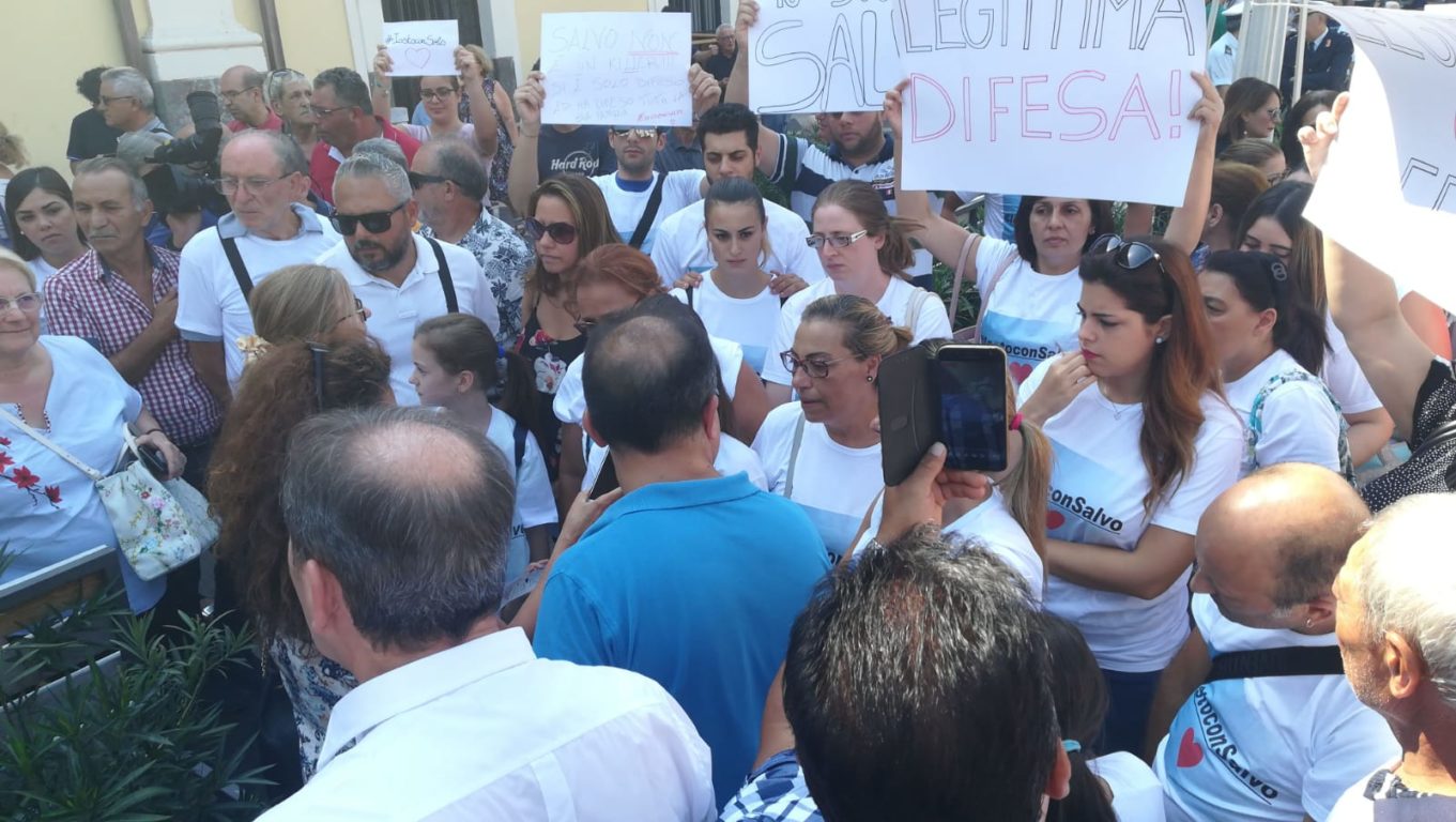 PATERNÒ E' SCESA IN PIAZZA PER INVOCARE LA LEGITTIMA DIFESA PER RUSSO