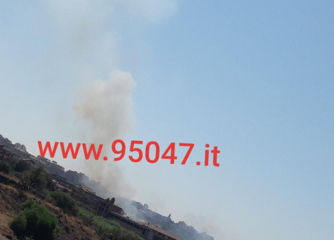 PATERNÒ: AMPIO INCENDIO DI STERPAGLIE IN ZONA SALINELLE - DENSA COLONNA DI FUMO GRIGIO