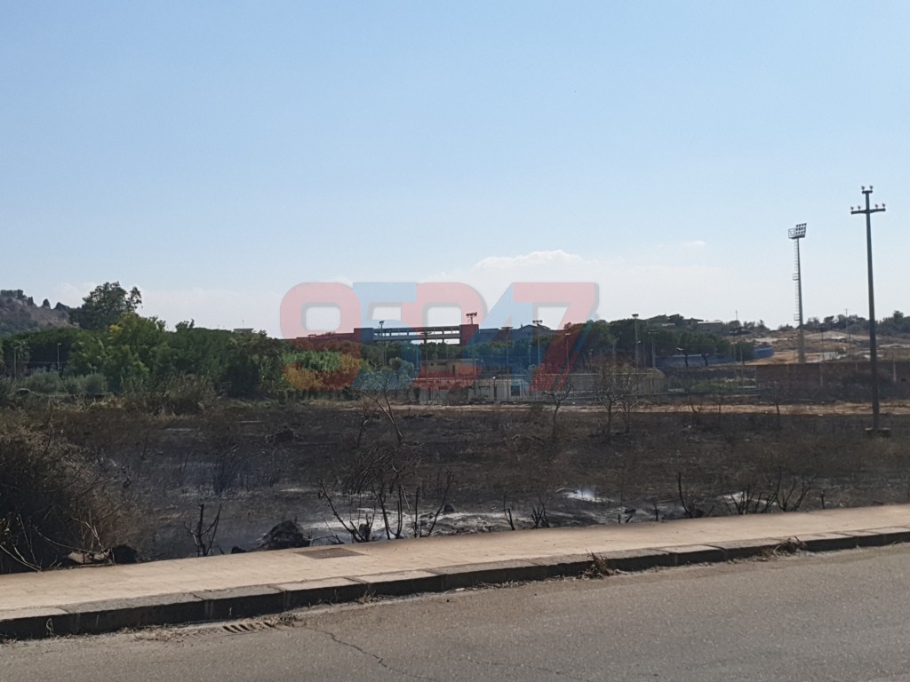 PATERNÒ: AMPIO INCENDIO DI STERPAGLIE IN ZONA SALINELLE - DENSA COLONNA DI FUMO GRIGIO