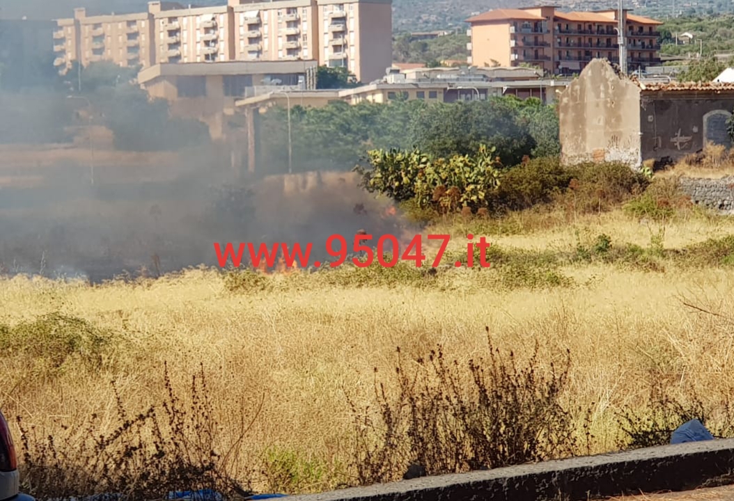 PATERNÒ: STERPAGLIE IN FIAMME VICINO ALLE POMPE DI BENZINA