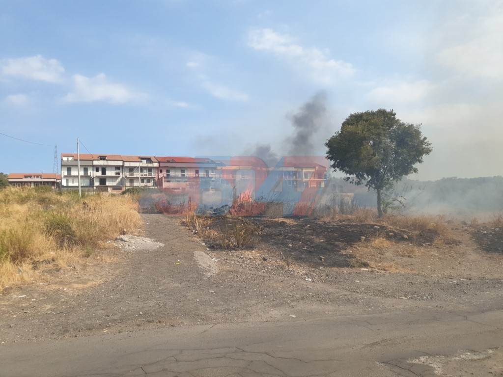 PATERNO': ENNESSIMO INCENDIO STERPAGLIE NEI PRESSI DEL CORSO MARCO POLO