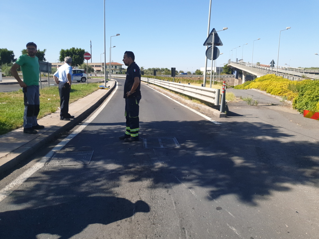 VALCORRENTE, SBANDA CON LA MOTO E FINISCE SULL'ASFALTO: MORTO 55ENNE