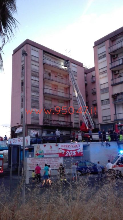 PATERNÒ: FIAMME IN UN APPARTAMENTO AL PALAZZO DI FERRO, TANTA PAURA NESSUN FERITO