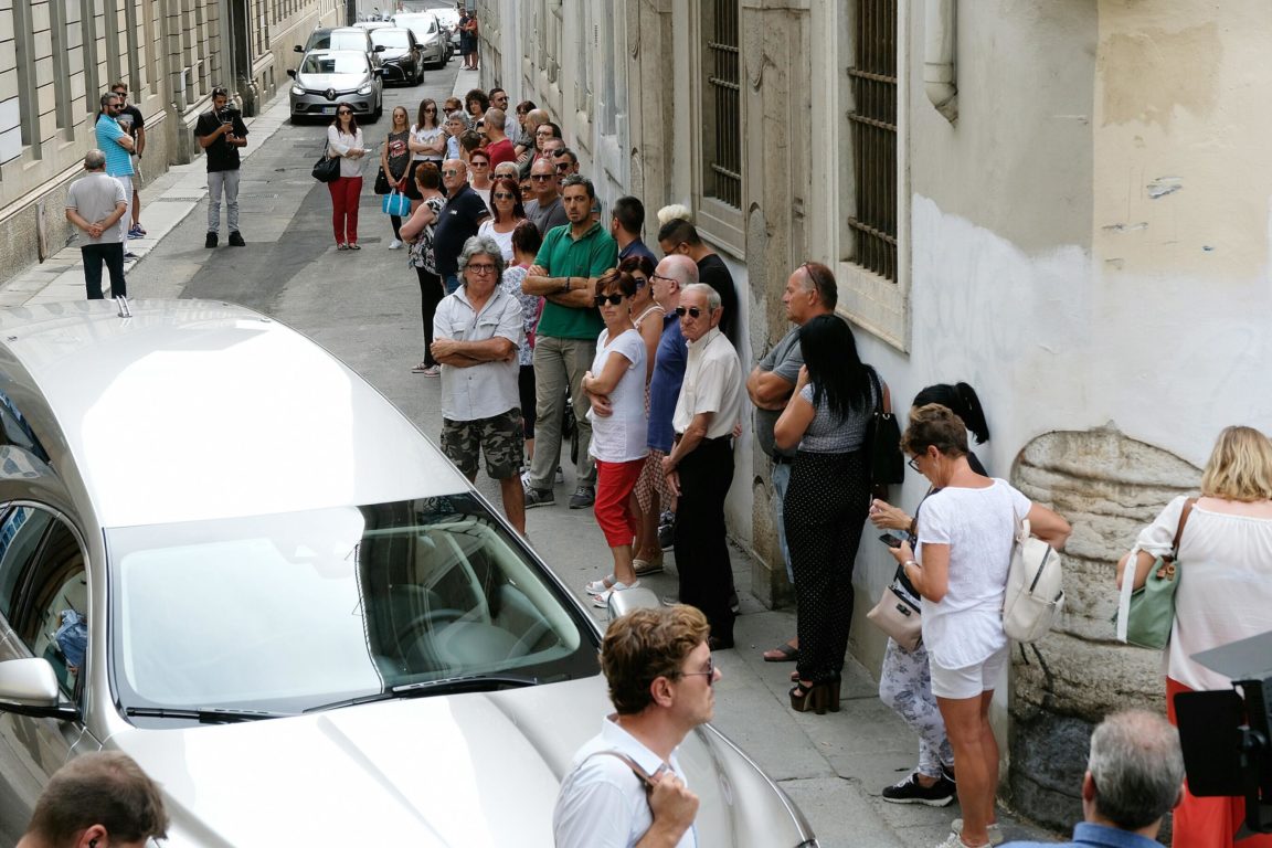 NADIA TOFFA, L'ARRIVO DELLA SALMA ALLA CAMERA ARDENTE AL TEATRO SANTA CHIARA DI BRESCIA