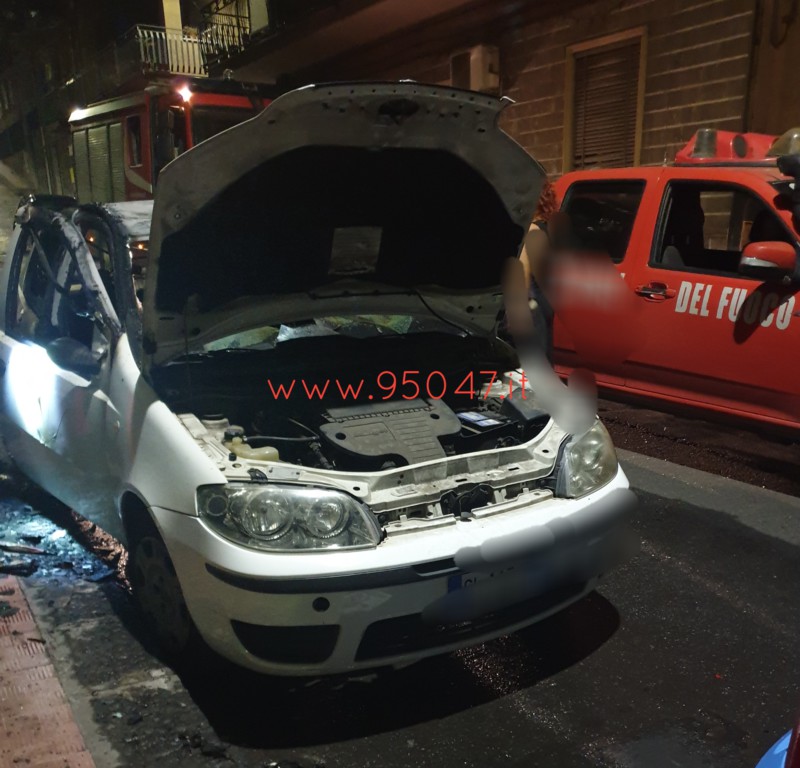 PATERNÒ: UN'AUTO VA A FUOCO NELLA NOTTE