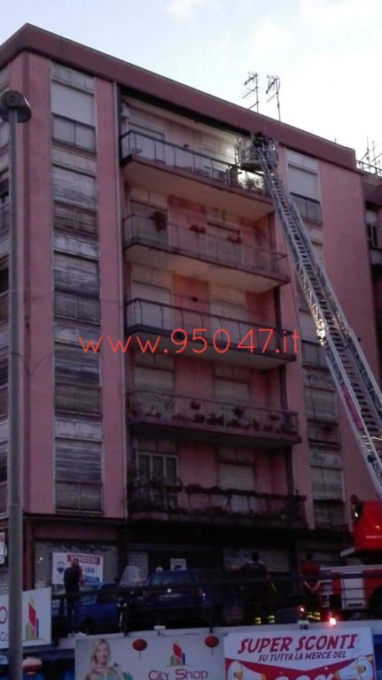 PATERNÒ: FIAMME IN UN APPARTAMENTO AL PALAZZO DI FERRO, TANTA PAURA NESSUN FERITO