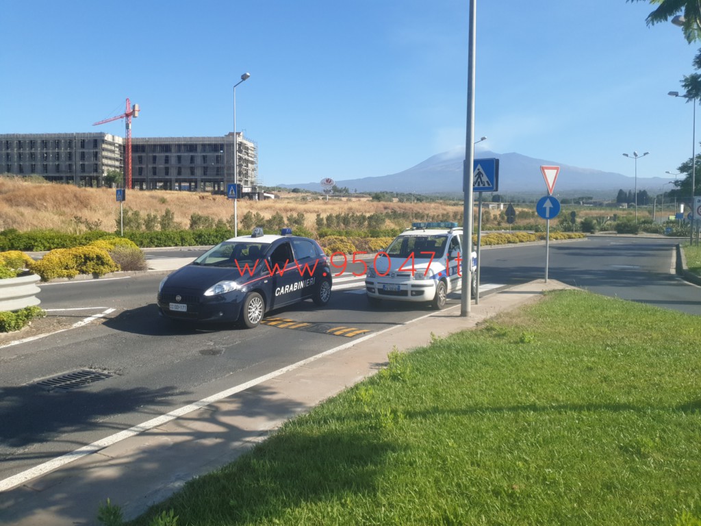 VALCORRENTE, SBANDA CON LA MOTO E FINISCE SULL'ASFALTO: MORTO 55ENNE