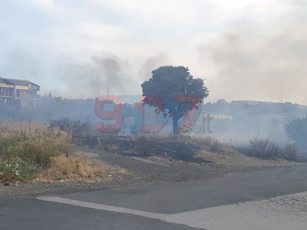 PATERNO': ENNESSIMO INCENDIO STERPAGLIE NEI PRESSI DEL CORSO MARCO POLO
