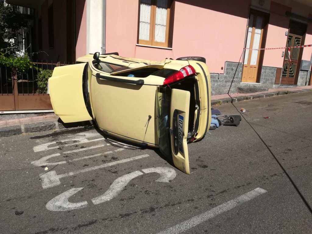 BELPASSO: SCHIANTO TRA DUE AUTO, UNA SI RIBALTA