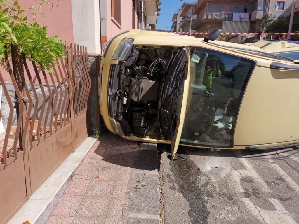 BELPASSO: SCHIANTO TRA DUE AUTO, UNA SI RIBALTA, DUE FERITI