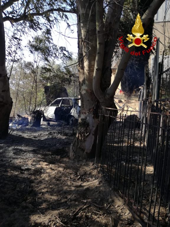 INCENDIO A CALTAGIRONE, AUTO A FUOCO E RESIDENTI IN FUGA DALLE LORO CASE