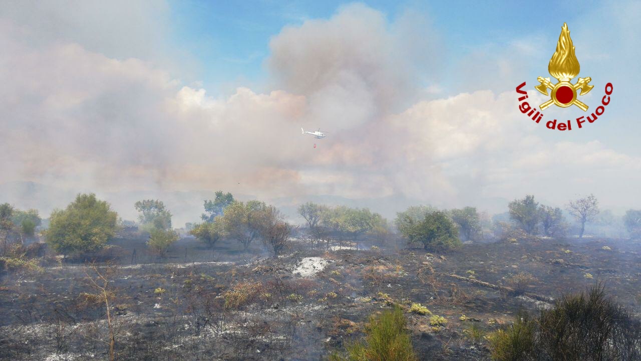VASTO INCENDIO DI STERPAGLIE IN TRAZZERA QUOTA MILLE A CASTIGLIONE DI SICILIA