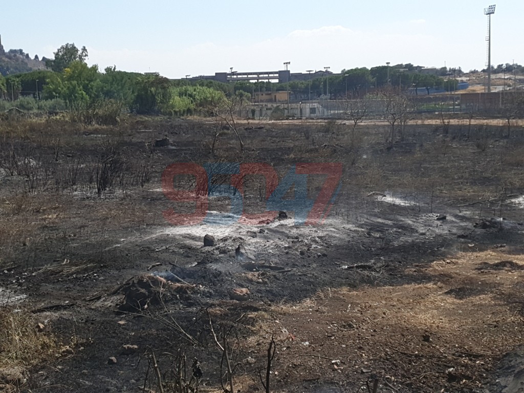 PATERNÒ: AMPIO INCENDIO DI STERPAGLIE IN ZONA SALINELLE - DENSA COLONNA DI FUMO GRIGIO