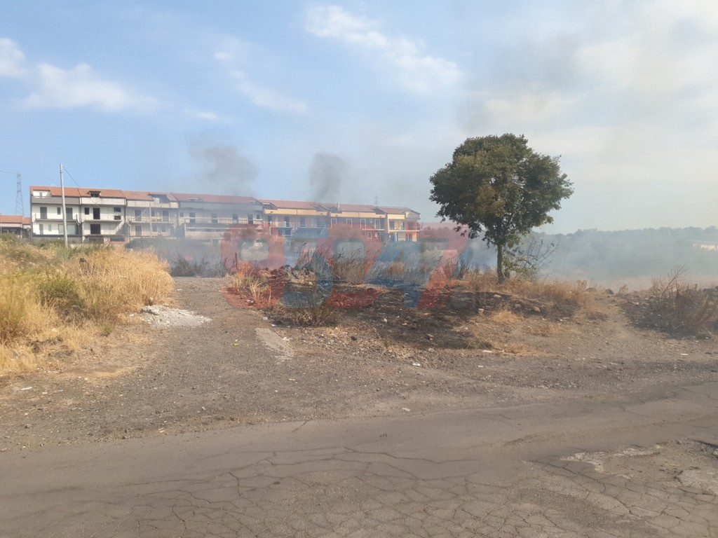 PATERNO': ENNESSIMO INCENDIO STERPAGLIE NEI PRESSI DEL CORSO MARCO POLO