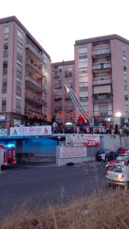 PATERNÒ: FIAMME IN UN APPARTAMENTO AL PALAZZO DI FERRO, TANTA PAURA NESSUN FERITO