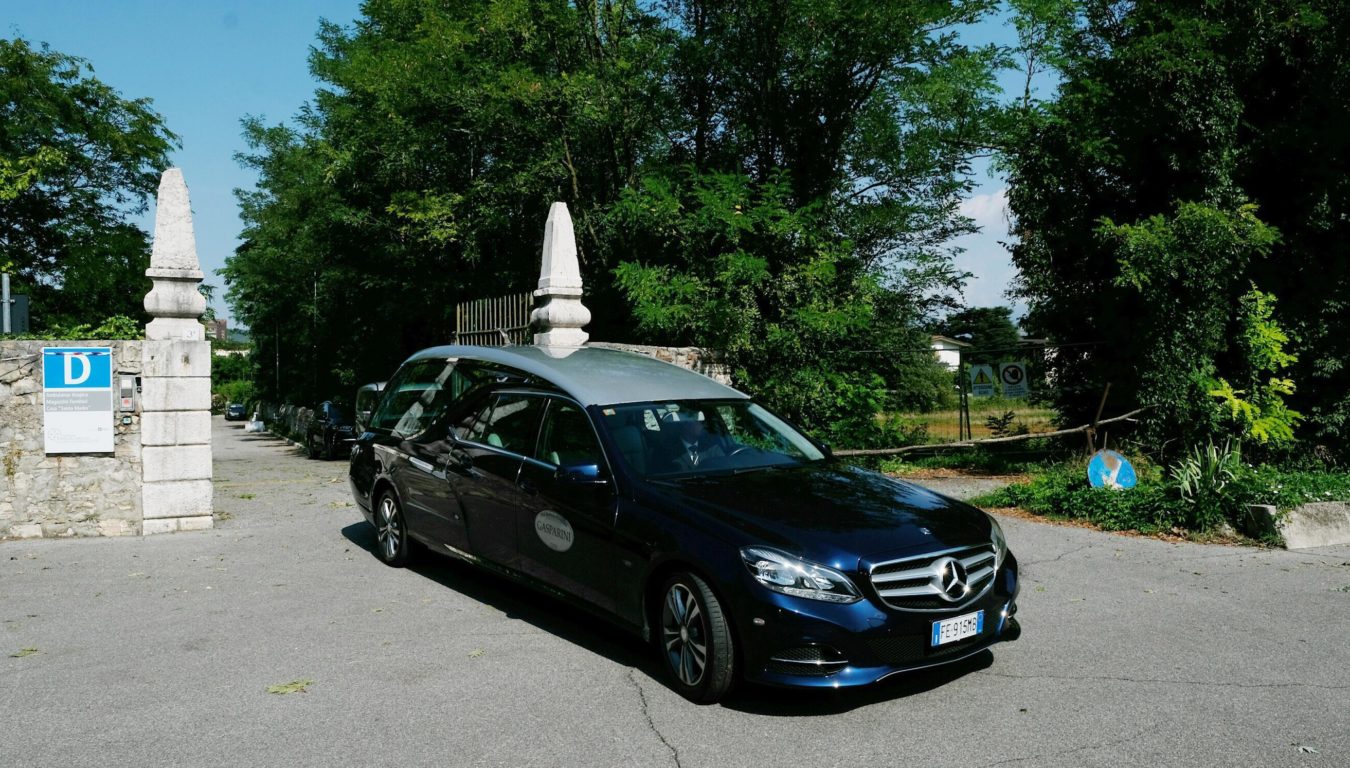 NADIA TOFFA, L'ARRIVO DELLA SALMA ALLA CAMERA ARDENTE AL TEATRO SANTA CHIARA DI BRESCIA
