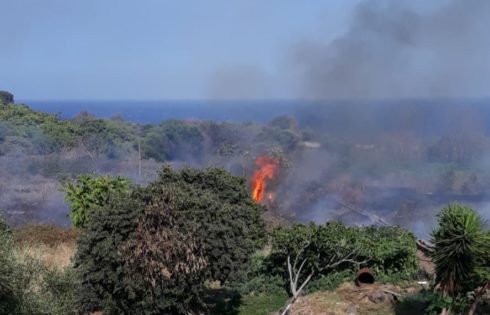 VASTO INCENDIO NEI PRESSI DI CAPOMULINI, IL FUOCO MINACCIA LE ABITAZIONI: VIGILI DEL FUOCO SUL POSTO