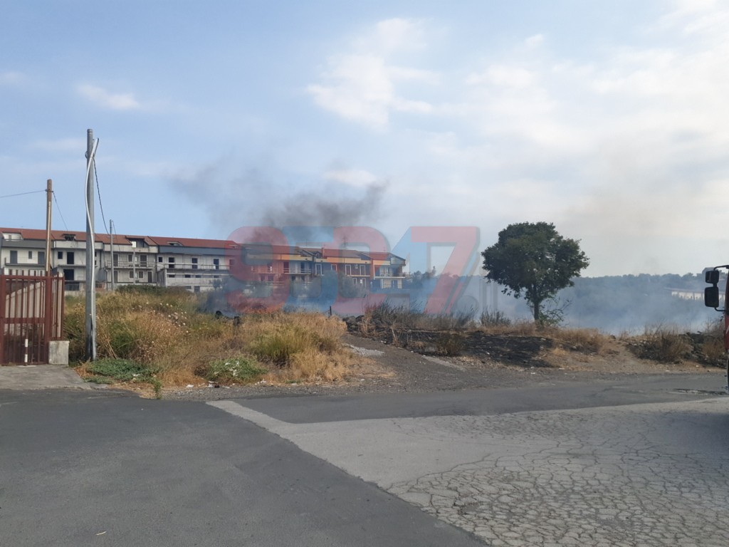 PATERNO': ENNESSIMO INCENDIO STERPAGLIE NEI PRESSI DEL CORSO MARCO POLO