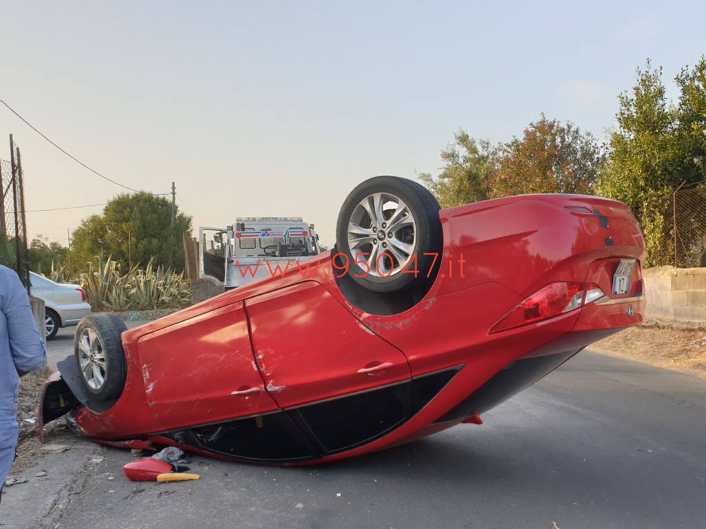MOTTA S.ANASTASIA: AUTO SI RIBALTA, ILLESA LA CONDUCENTE