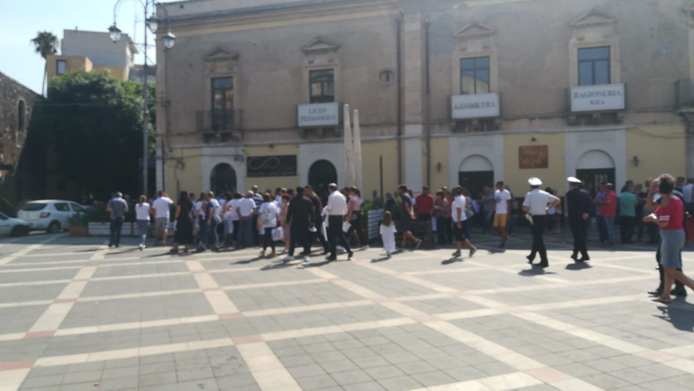 PATERNÒ E' SCESA IN PIAZZA PER INVOCARE LA LEGITTIMA DIFESA PER RUSSO