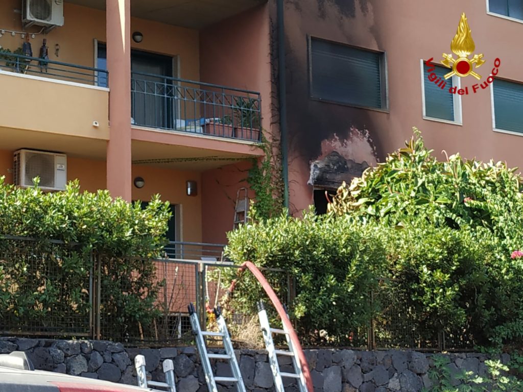 ACI CASTELLO: ABITAZIONE IN FIAMME, ANZIANA INTRAPPOLATA DENTRO: TRATTA IN SALVO DAI VVF