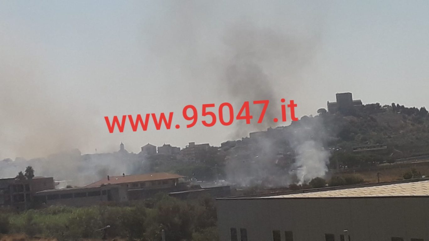 PATERNÒ: AMPIO INCENDIO DI STERPAGLIE IN ZONA SALINELLE - DENSA COLONNA DI FUMO GRIGIO