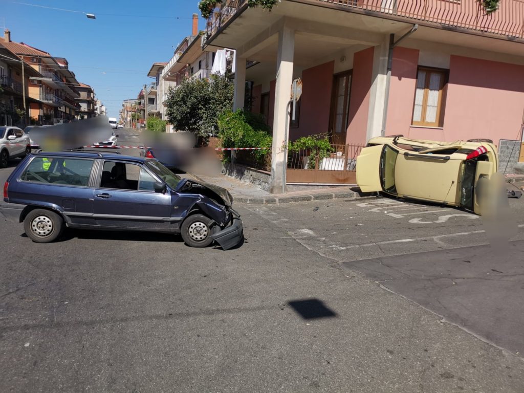 BELPASSO: SCHIANTO TRA DUE AUTO, UNA SI RIBALTA