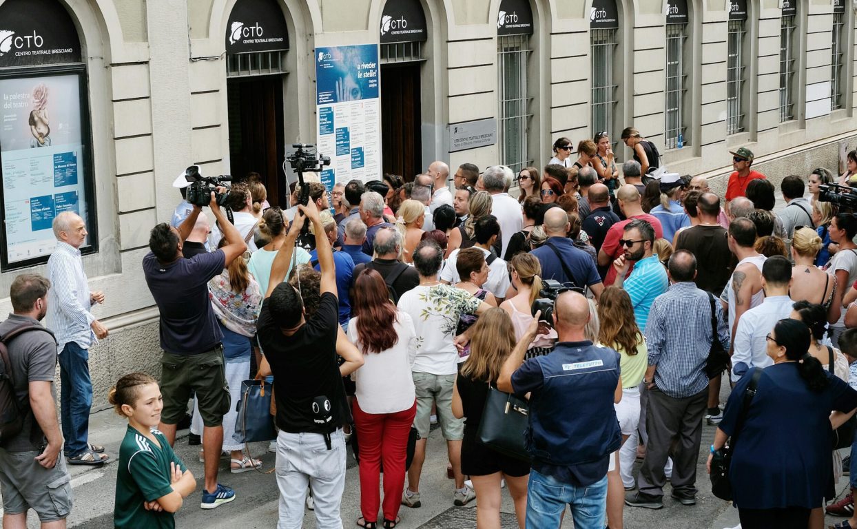 NADIA TOFFA, L'ARRIVO DELLA SALMA ALLA CAMERA ARDENTE AL TEATRO SANTA CHIARA DI BRESCIA