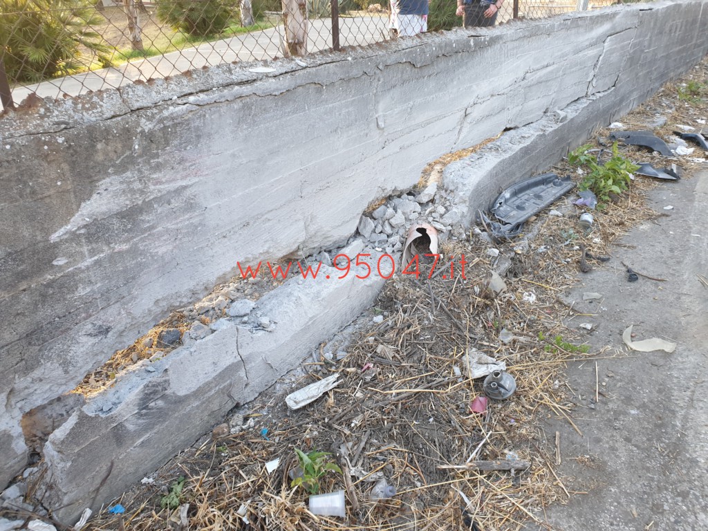 MOTTA S.ANASTASIA: AUTO SI RIBALTA, ILLESA LA CONDUCENTE