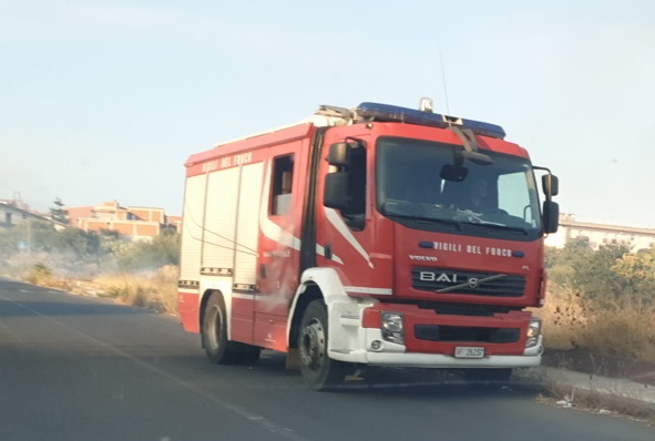 PATERNO': ENNESIMO INCENDIO STERPAGLIE AL CORSO MARCO POLO