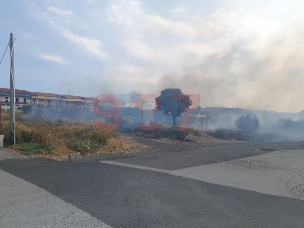 PATERNO': ENNESSIMO INCENDIO STERPAGLIE NEI PRESSI DEL CORSO MARCO POLO