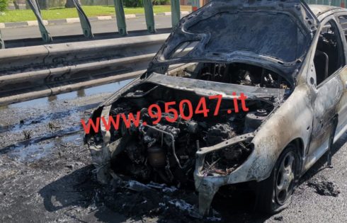 AUTO IN FIAMME SULLA SS121 NEI PRESSI DI MISTERBIANCO