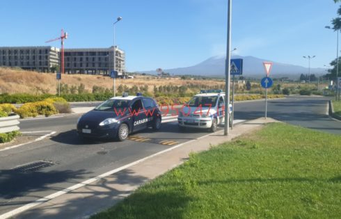 SBANDA CON LA MOTO E FINISCE SULL’ASFALTO: GRAVE UN UOMO PER PROBABILE MALORE