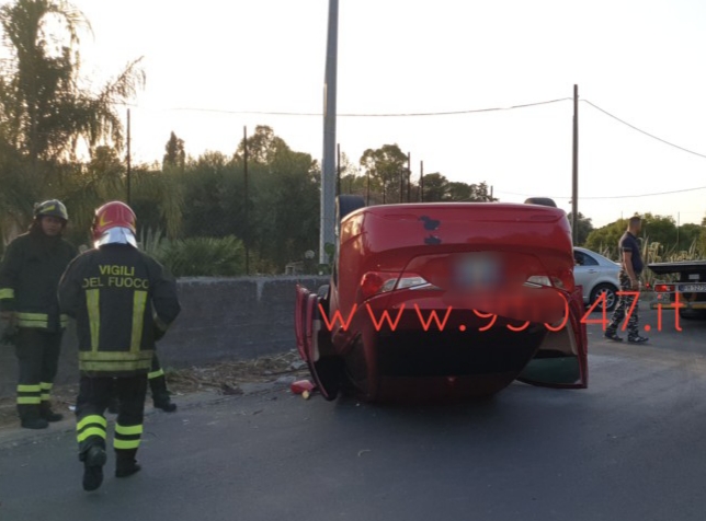 MOTTA S.ANASTASIA: AUTO SI RIBALTA, ILLESA LA CONDUCENTE