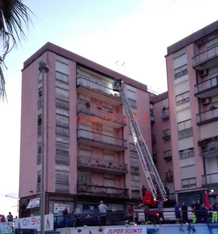 PATERNÒ: FIAMME IN UN APPARTAMENTO AL PALAZZO DI FERRO, TANTA PAURA NESSUN FERITO