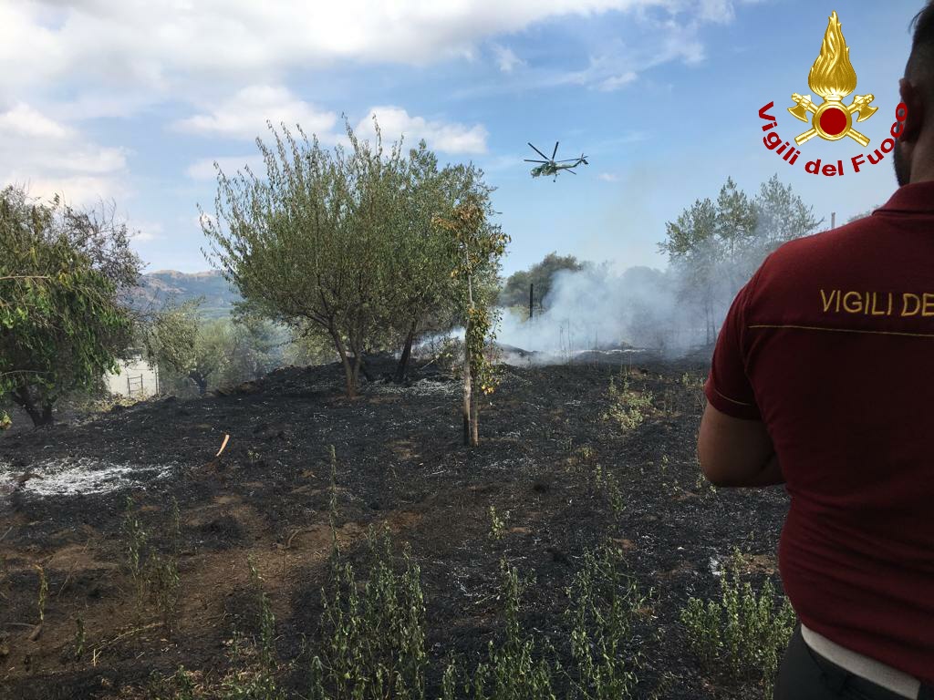 VASTO INCENDIO DI STERPAGLIE IN TRAZZERA QUOTA MILLE A CASTIGLIONE DI SICILIA