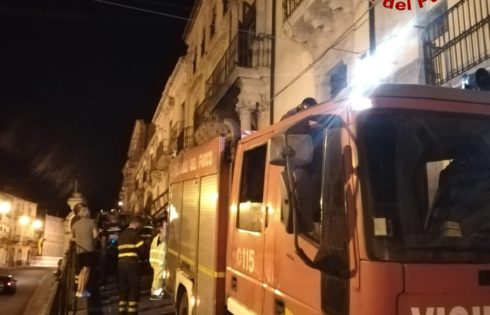 VIZZINI, INCENDIO IERI SERA IN UNA PALAZZINA