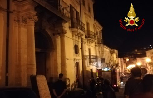 VIZZINI, INCENDIO IERI SERA IN UNA PALAZZINA