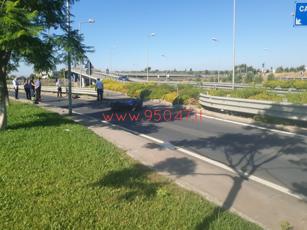 VALCORRENTE, SBANDA CON LA MOTO E FINISCE SULL'ASFALTO: MORTO 55ENNE