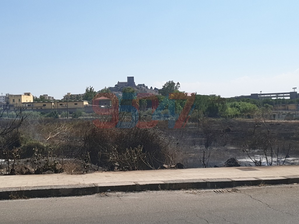 PATERNÒ: AMPIO INCENDIO DI STERPAGLIE IN ZONA SALINELLE - DENSA COLONNA DI FUMO GRIGIO