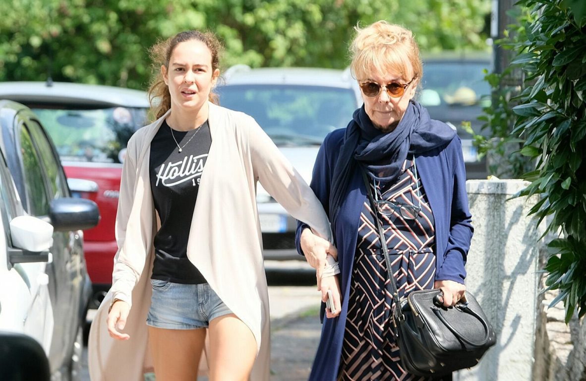 NADIA TOFFA, L'ARRIVO DELLA SALMA ALLA CAMERA ARDENTE AL TEATRO SANTA CHIARA DI BRESCIA