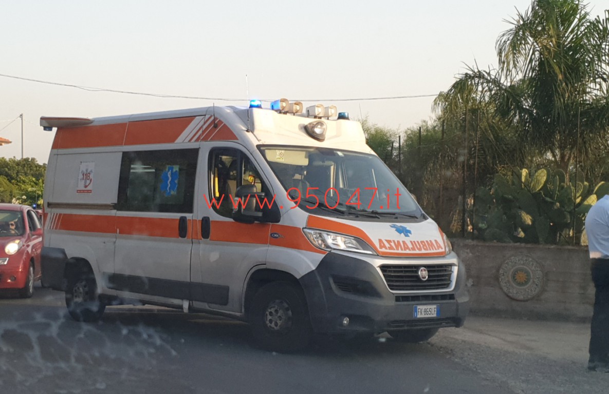 MOTTA S.ANASTASIA: AUTO SI RIBALTA, ILLESA LA CONDUCENTE