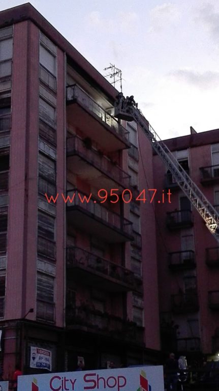 PATERNÒ: FIAMME IN UN APPARTAMENTO AL PALAZZO DI FERRO, TANTA PAURA NESSUN FERITO