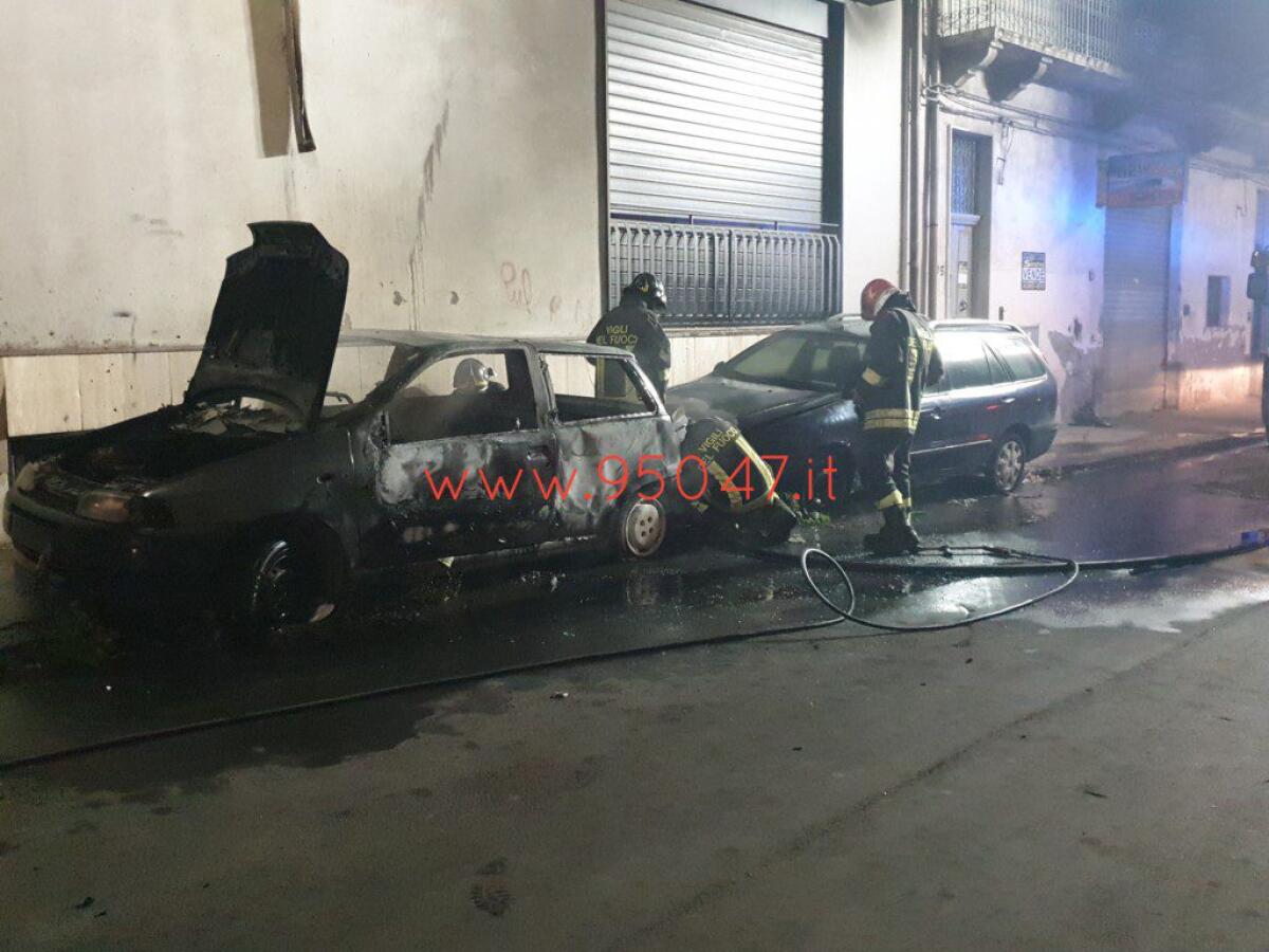 SETTE AUTO INCENDIATE NELLA NOTTE TRA PATERNO' E MOTTA SANT'ANASTASIA - LE FOTO - 