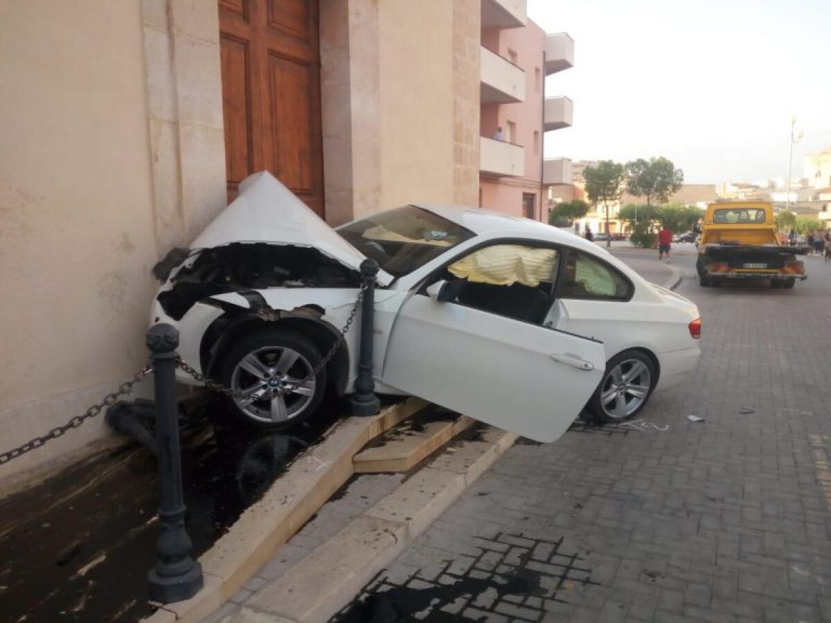 VITTORIA: BMW SI SCHIANTA DAVANTI AL PORTONE DI UNA CHIESA - 